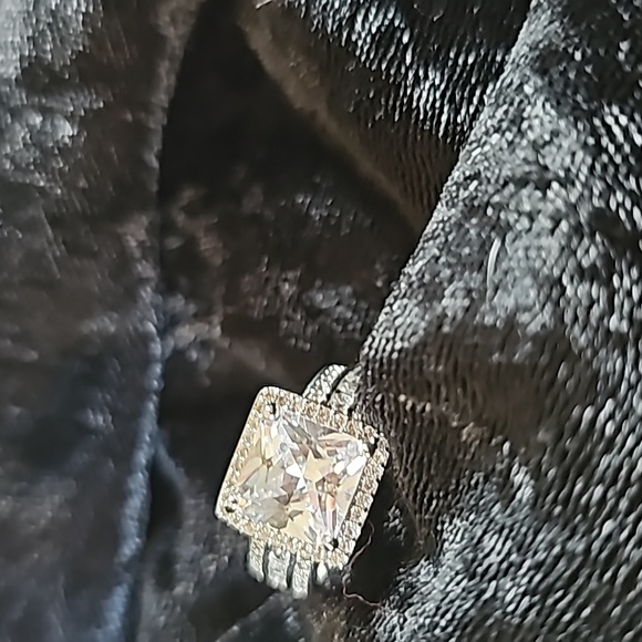 Ladies BEAUTIFUL Rinestone Earrings and a Ring size 6 925 Silver with a cz .... - Picture 4 of 11